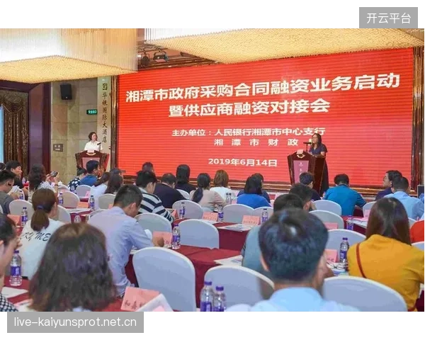 那不勒斯重塑未来：合同结构改革引领财政稳定新篇章